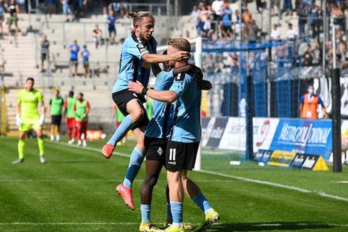 (Foto: PIX/M.Ruffler) Torschützen unter sich, v.l., Lebeau, Boyamba (verdeckt) und Martinovic feiern das 2:0 040921 7618 Copy