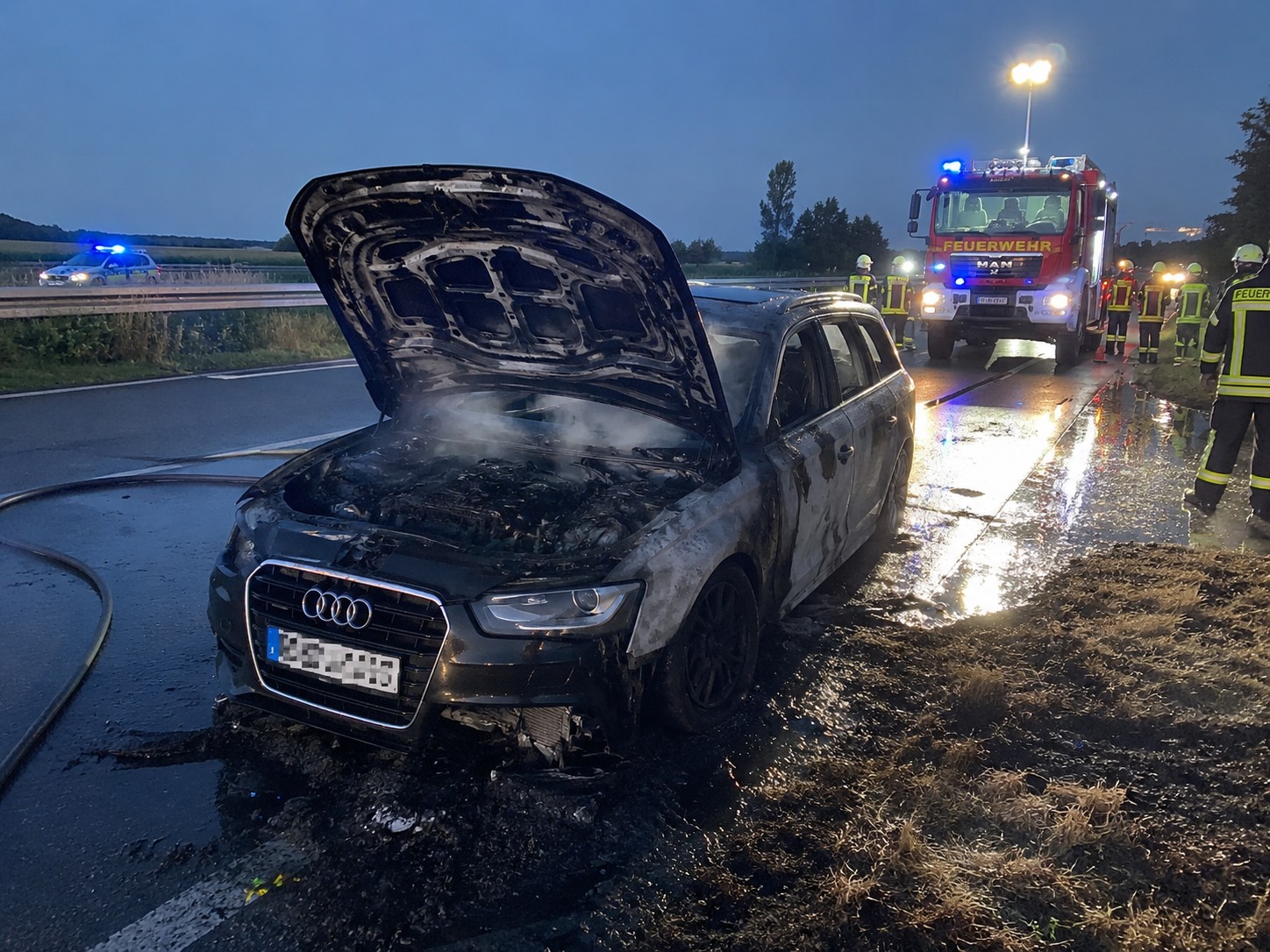 Weiterstadt: Brennender Audi sorgt für Feuerwehreinsatz auf der B42