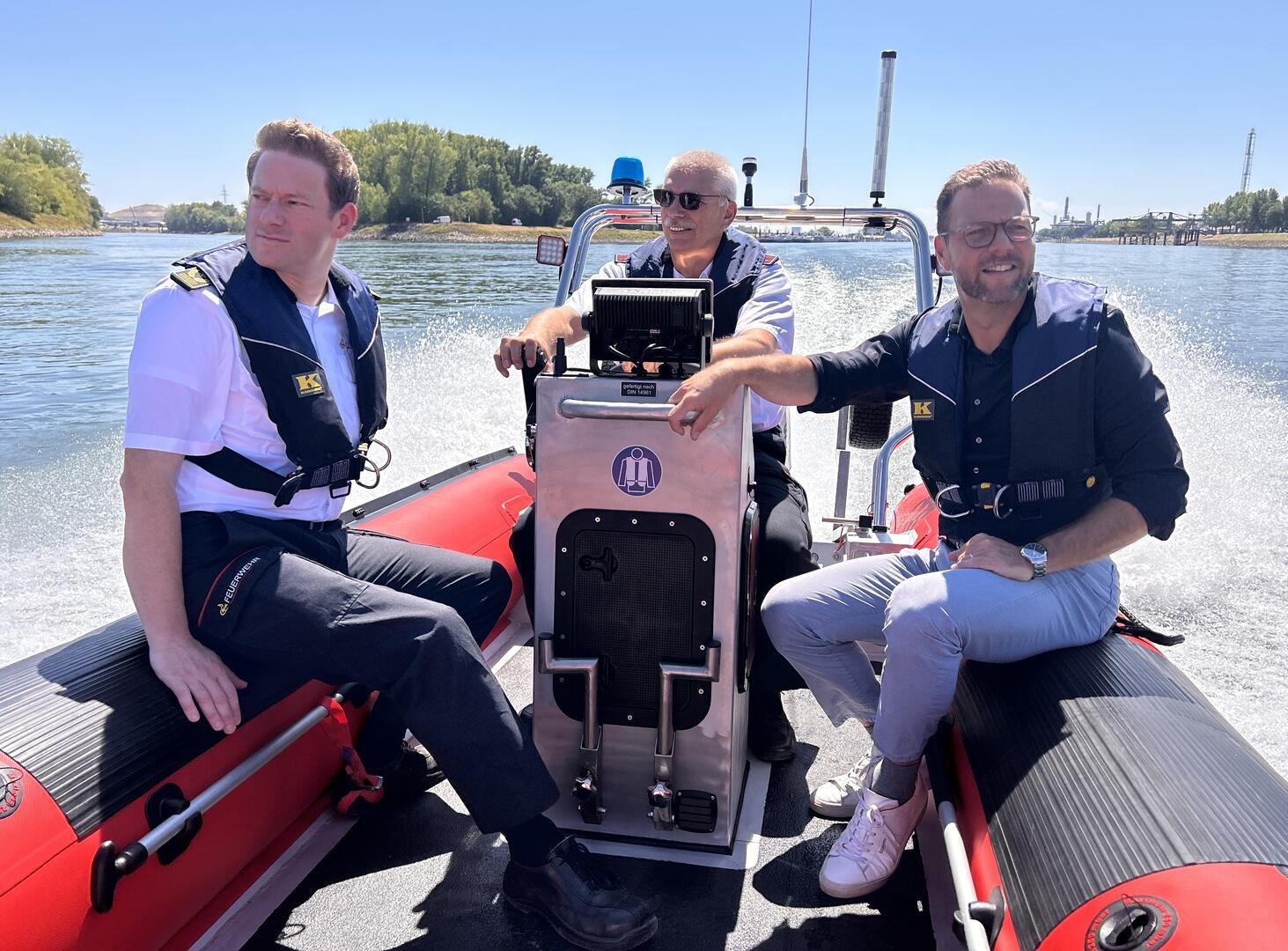 Mannheim: Feuerwehr erhält neues Rettungstransportboot für Tauchergruppe