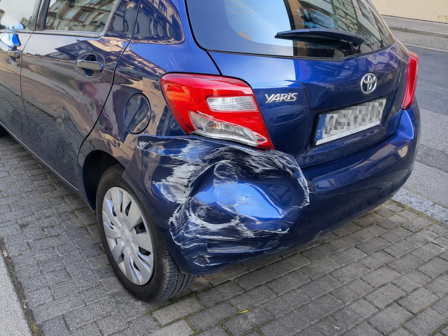 Griesheim: Geparkter Toyota bei Unfallflucht schwer beschädigt
