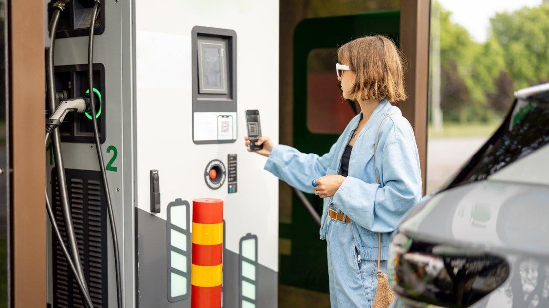 QR-Code-Betrug: Vorsicht im Ausland an Ladesäulen, Parkautomaten & Co.