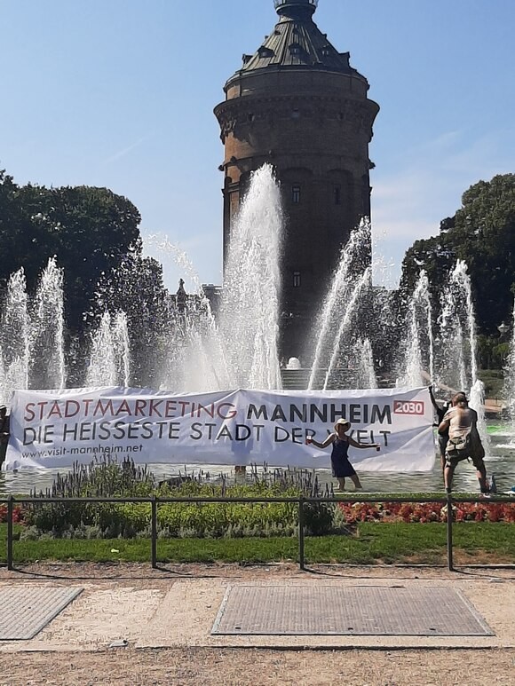 Umweltschützer färben Wasserturm-Becken grün – Protestaktion gegen Klimapolitik in Mannheim