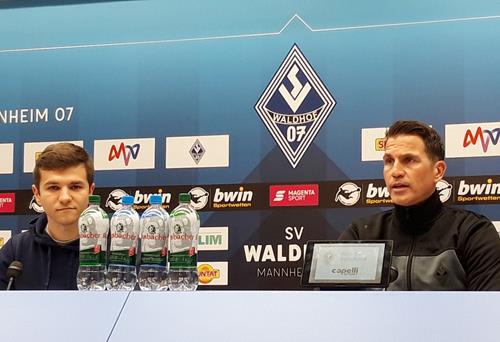 (Foto: SpoWo) Waldhof-Trainer Patrick Glöckner, rechts, mit Pressesprecher Yannik Barwig 20220401 140601 Copy
