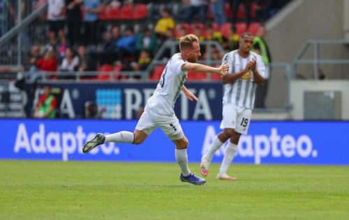 (Foto: PIX/M.Ruffler) Schnatterer bejubelt sein Tor - hinten applaudiert Donkor 20220507 sv wehen wiesbaden sv waldhof mannheim 106 Copy