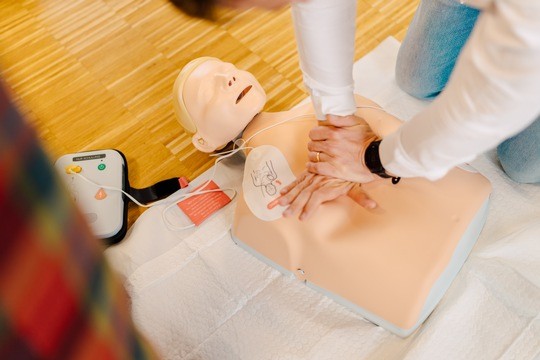 AED Defibrilator als wichtiger Bestandteil erfolgreicher Reanimation - Bild: ADAC Stiftung