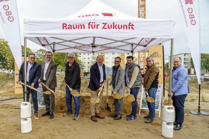 Offizieller erster Spatenstich für die „PuR-Häuser“ (v.l.n.r. Stadtrat Dr. Ulrich Lehnert,   Geschäftsführer der GBG Unternehmensgruppe Karl-Heinz-Frings, Stadtrat Reinhold   Götz, Oberbürgermeister Christian Specht, Bürgermeister Ralf Eisenhauer, Stadtrat   Volker Beisel, Stadtrat Wilken Mampel, Geschäftsführer der Bauunternehmung Streib   Sven Schneider) 