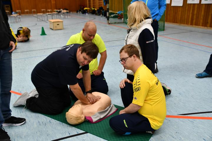 Co-Trainer mit geistiger Behinderung absolvieren erfolgreich Erste Hilfe-Kurs