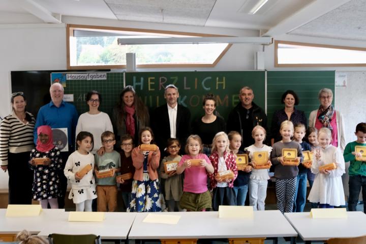 Nachhaltiger Schulstart mit Mehrwegdosen, frischen Tomaten und dem „laufenden Schulbus“