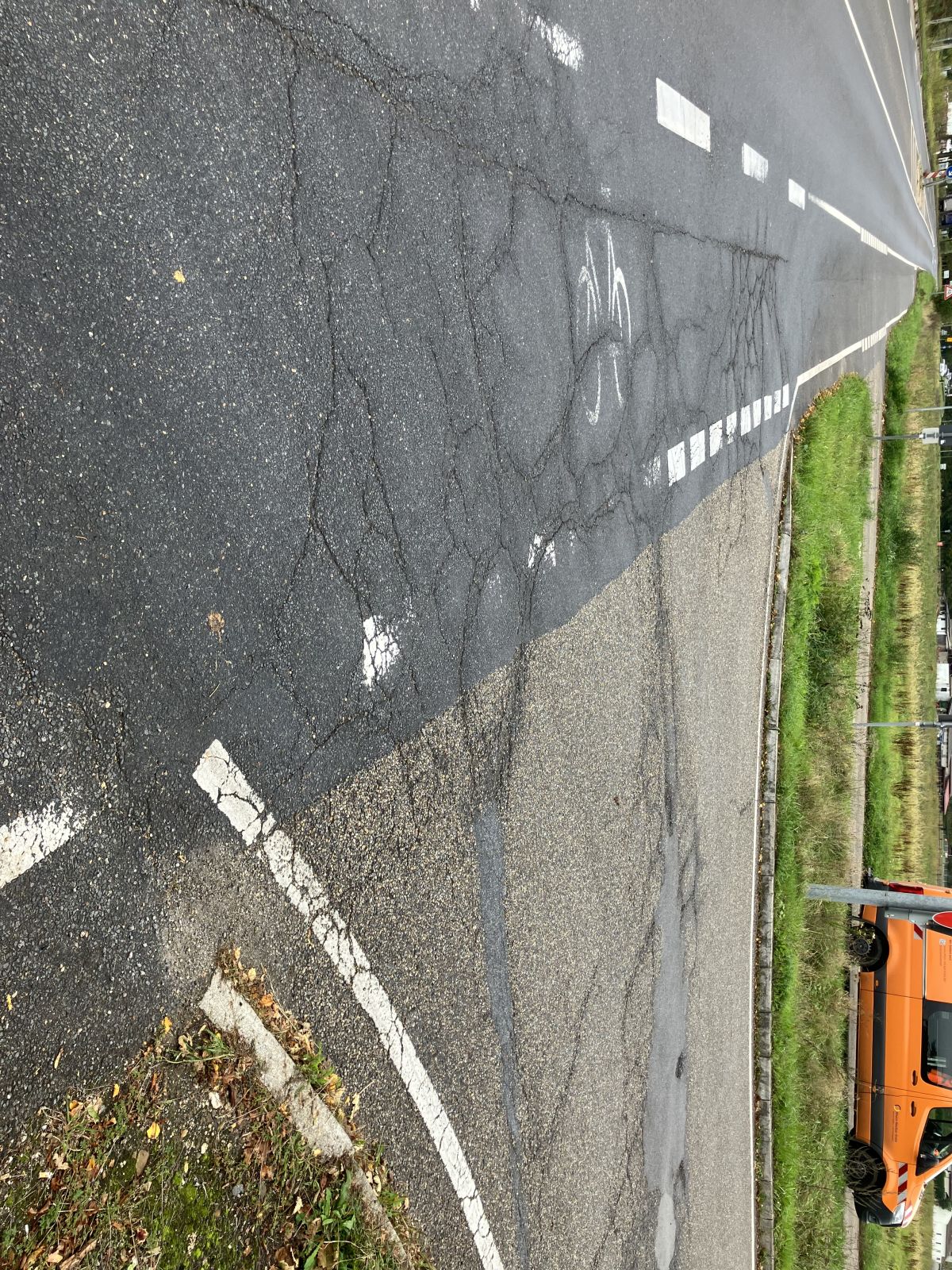 Von Montag, 14. Oktober bis Freitag, 18. Oktober: Erneuerung der Fahr- bahndecke an der Abfahrtsrampe B 3 Parkstraße von Bruchsal kommend