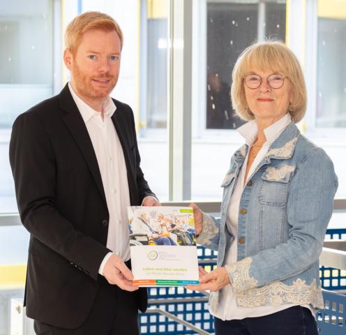 Die Vorsitzende des Kreisseniorenrats, Elisabeth Sauer, und der Sozialdezernent des Rhein-Neckar-Kreises, Fabian Scheffczyk, präsentierten den neu aufgelegten Seniorenwegweiser im Landratsamt. (Foto: Landratsamt Rhein-Neckar-Kreis)