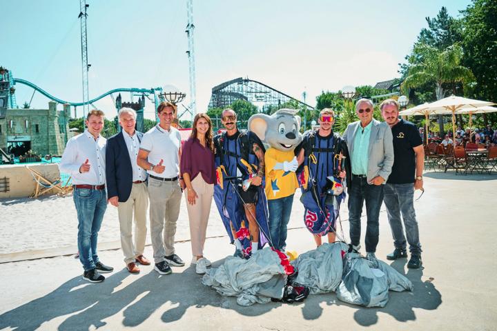 Europa Park Rasantes Spektakel: Atemberaubender Wingsuit-Sprung aus dem Europa-Park Zeppelin zum Jubiläum