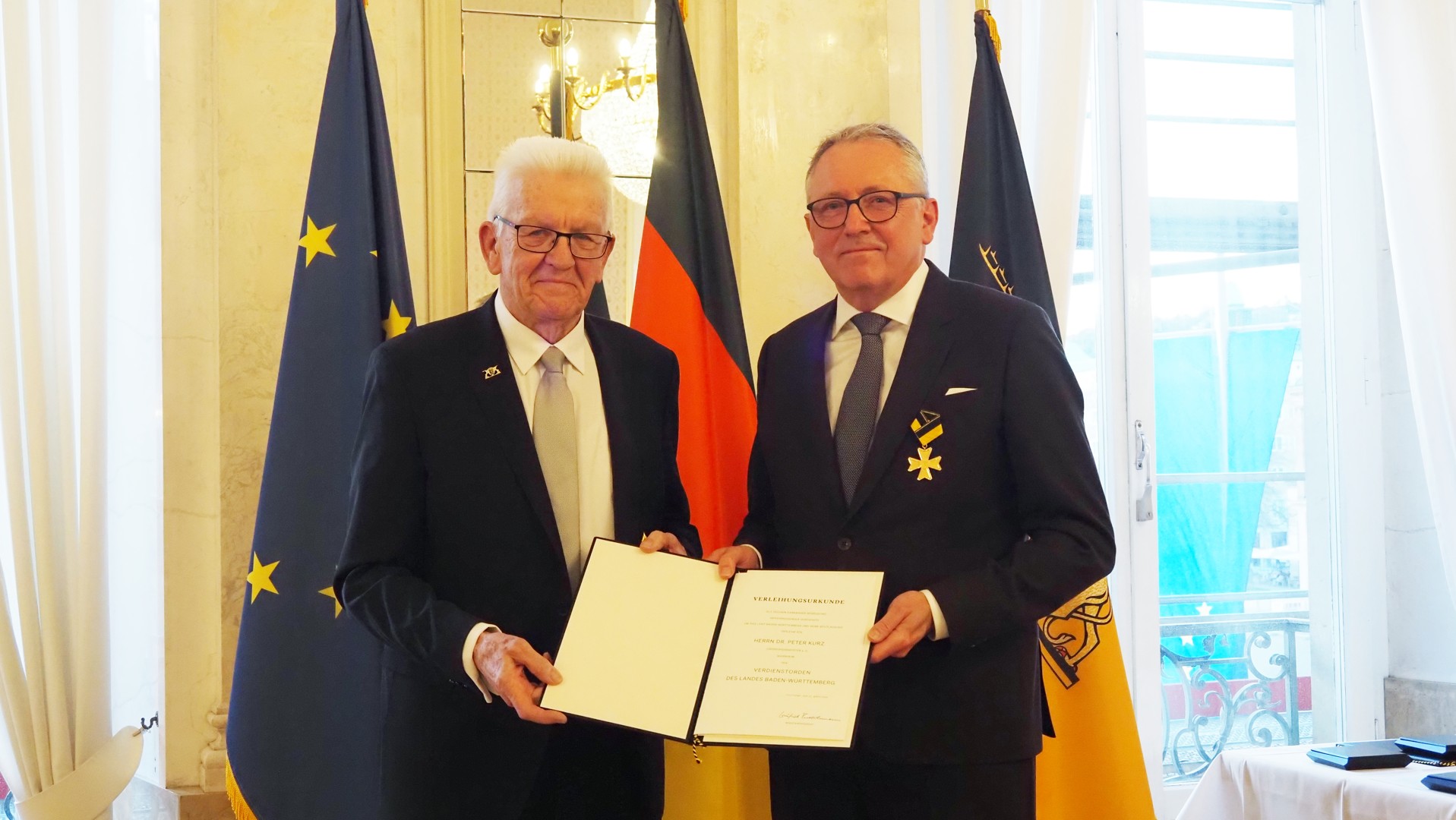 Stuttgart: Ministerpräsident Winfried Kretschmann zeichnete Mannheims OB a. D. Dr. Peter Kurz und Anke Helfrich, Jazzmusikerin und Dozentin an der Mannheimer Hochschule, am 27. März 2026 sowie weitere 25 Persönlichkeiten mit dem Verdienstorden des Landes 