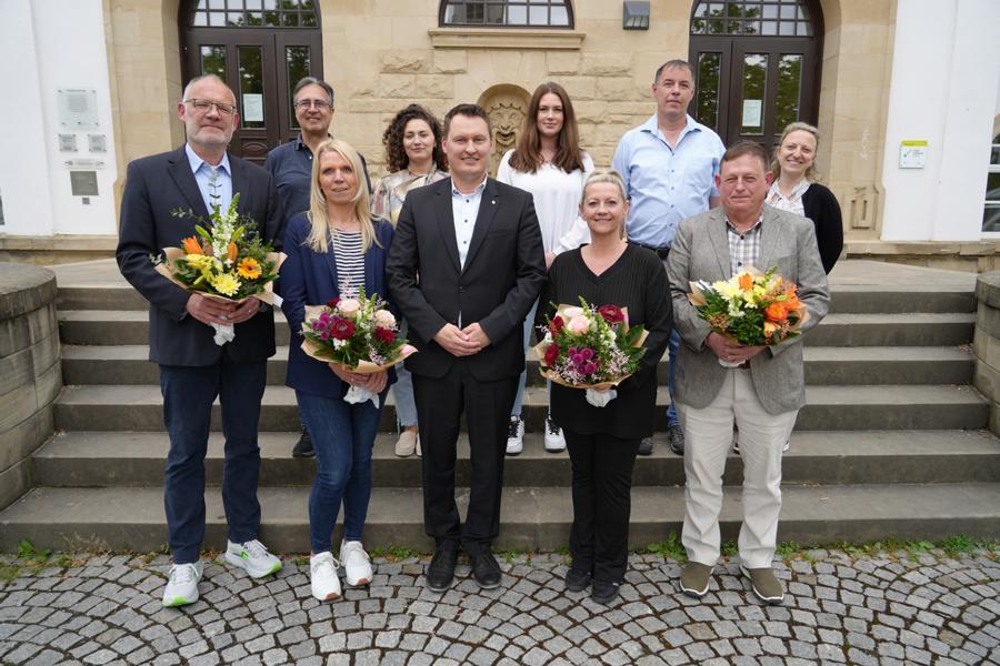 Bürgermeister Matthias Beck (Mitte) freut sich mit den langjährigen Mitarbeiterinnen und Mitarbeitern sowie deren Abteilungsleitungen über ihre Dienstjubiläen. (Bild: Stadtverwaltung Hockenheim) 