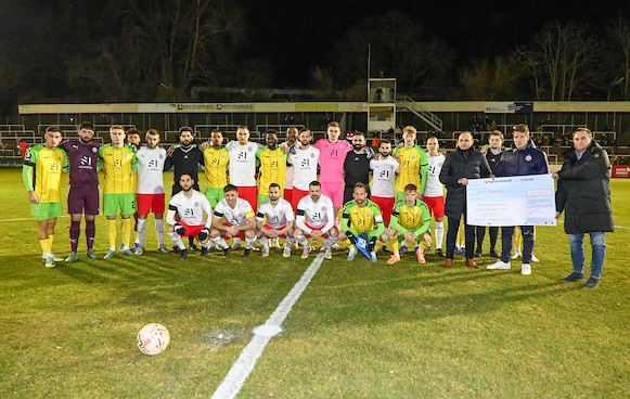 (Foto: PIX/M.Ruffler) Die beiden Teams vor dem Anpfiff 280223 350816