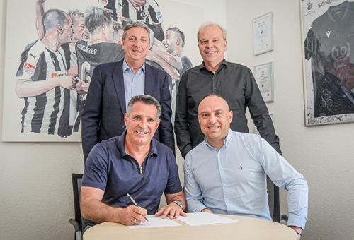 (Foto: SVS) Alois Schwartz, u.l. neben Mikayil Kabaca, dahinter Jürgen Machmeier und Volker Piegsa Alois Schwartz verlängert beim SVS Copy