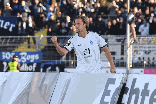 (Foto: PIX/M.Ruffler) Bentley Baxter Bahn jubelt - gerade hat er das 1:1 erzielt Bahn