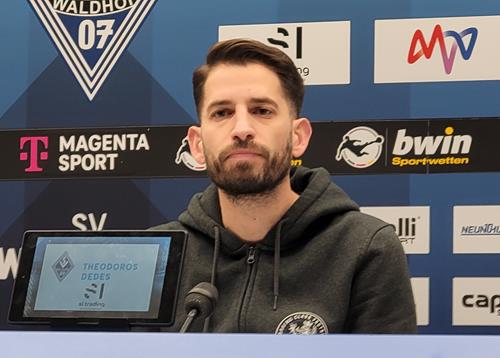 (Foto: SpoWo) SVW-Co-Trainer Theodoros Dedes vertrat Cheftrainer Christian Neidhart Dedes