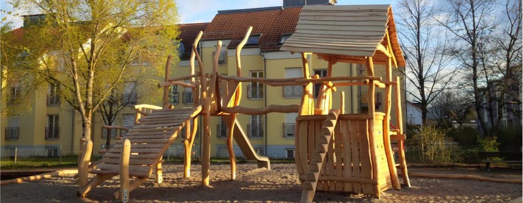 Stadt Heidelberg - Klettern nach Herzenslust: Auf dem Spielplatz in der Ilse-Krall-Straße in Kirchheim lädt ein Gerät sowohl zum Klettern als auch zum Spiel im Sand ein. Die krummen Hölzer fördern die Konzentration beim Klettern.