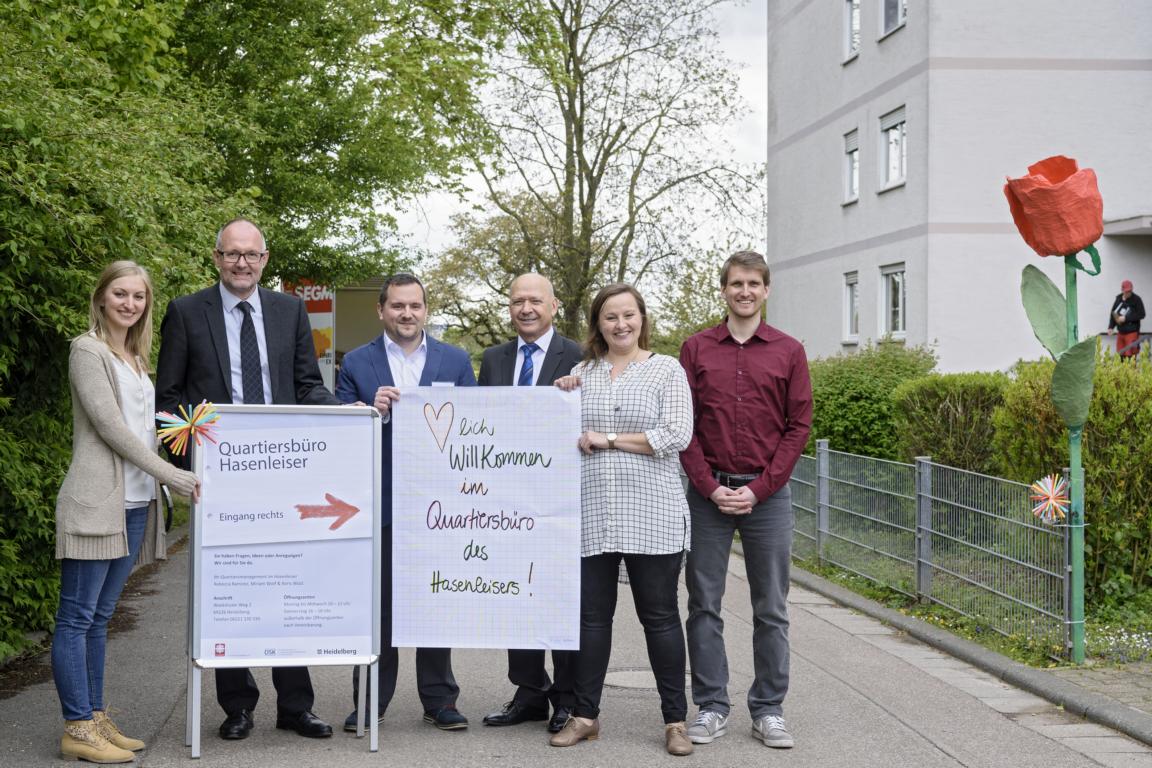 Philipp Rothe: Bei der Eröffnung des Quartiersbüros Hasenleiser: (v.l.) Miriam Wolf, Michael Blum (Geschäftsführer der DSK), Boris Wüst, Hubert Herrmann (Geschäftsführer des Caritasverbands Heidelberg), Rebecca Ramirez und Martin Holler von der städtischen Koordinierungsstelle Hasenleiser.