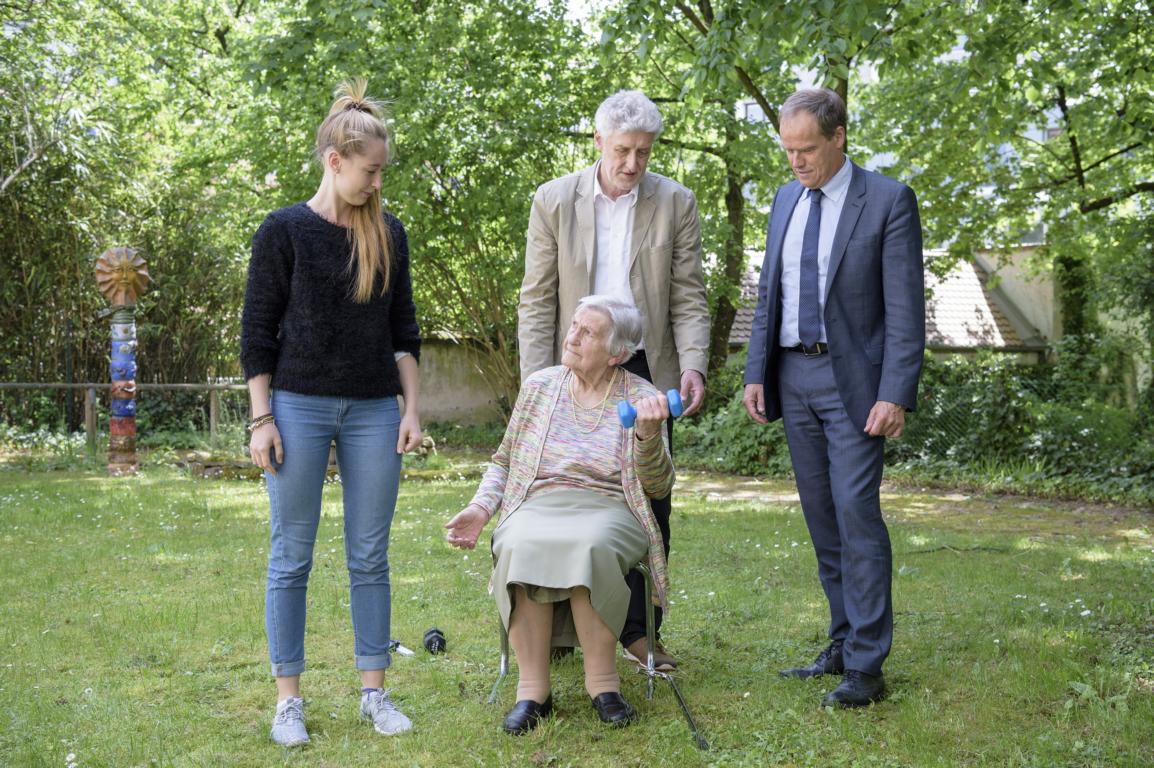 Philipp Rothe - Die 92-jährige Ruth Zschau (sitzend) beim Fitness-Test mit Studentin Konstanze Mazur, Dr. Christoph Rott vom Institut für Gerontologie der Universität Heidelberg und Oberbürgermeister Dr. Eckart Würzner (v.l.n.r.).