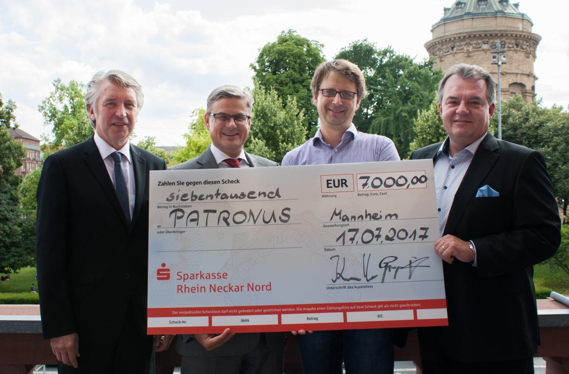 Gruppenfoto PATRONUS Scheckuebergabe