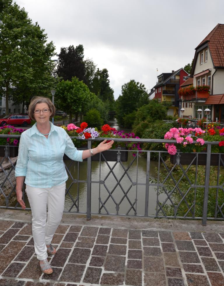 Frau Kaiser Elsenzbrücke Hochformat