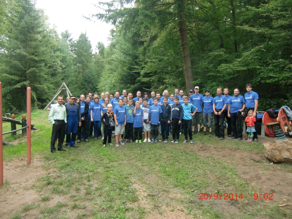 K1024 Große Helferschar mit OB am Dickwald Spielplatz 2014