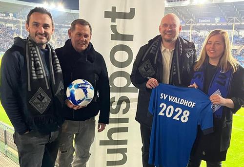 (Foto: SVW) Melanie Steinhilper von Uhlsport, rechts, mit den Waldhof-Verantwortlichen Eckel13 4