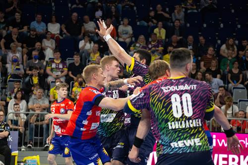 (Foto: W.Neuberth) Die Defensive der Löwen lieferte eine superstarke Leistung ab Eie Abwerhmauer 8989 Copy