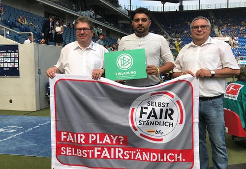 (Foto: bfv) Yunus Kilic, Mitte, ist Fair-Play Sieger 2018/19, rechts Harald Schäfer, Fußballkreis Mannheim Fair Play Geste des Jahres Copy