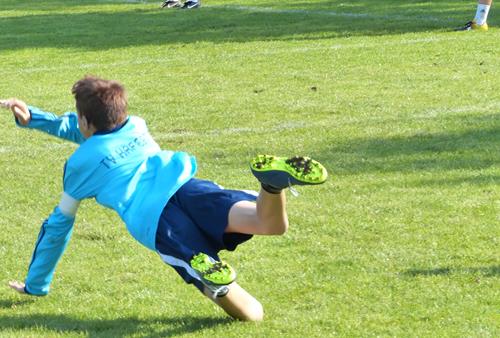 (FOto: W. Neuberth) Auch bei den Jugendlichen ist höchster Einsatz gefragt. Faustball 2 Copy