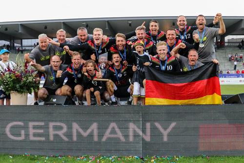 (Foto: Dulk) Das große Ziel ist erreicht - Deutschland ist zum dritten Mal in Folge Weltmeister. Faustball Weltmeister 2019 002 Copy