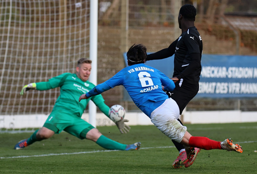 (Foto: Ed. Nohe) Eine Szene aus dem Spiel der Vorrunde - Dennis Broll rettet gegen Eric Schaaf Fortuna