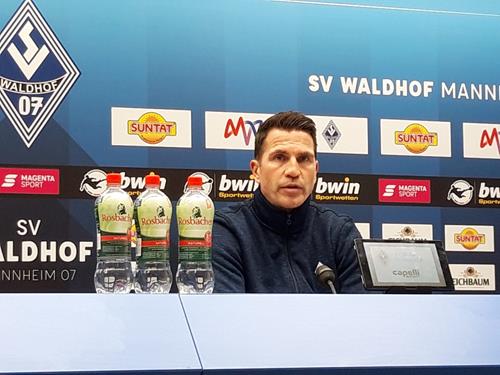 (Foto: SpoWo) Patrick Glöckner auf der Pressekonferenz vor dem Spiel gegen Würzburg IMG 20220120 WA0001 Copy