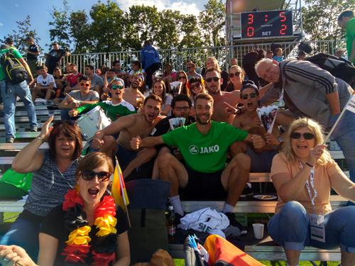 (Foto: Mondl) Spieler und Fans des TV Käfertal unterstützen Nationalspieler Nick Trinemeier bei der WM. IMG 20190815 170750 Copy