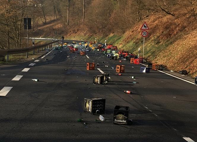 K640 pol da beerfelden lkw verliert rund 250 getraenkekisten in kurve