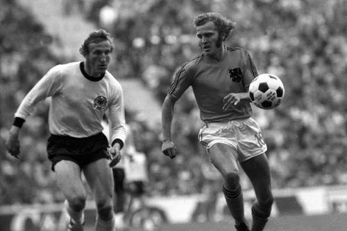 Schwarzenbeck, links, gegen René van de Kerkhof, im WM-Finale 1974 Katsche