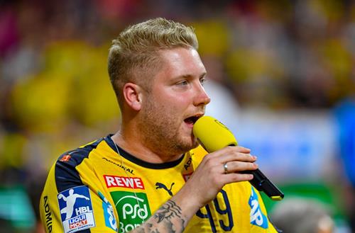 (Foto: RNL) Löwen-Arenasprecher Kevin Gerwin in Aktion Kevin Gerwin verlängerung vorschau Copy
