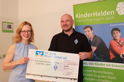 (Foto: SVW) Markus Kompp übergibt den Scheck an KinderHelden-Geschäftsführerin Linn Schöllhorn KinderHelden Kompp Copy