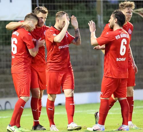 (Foto: Ed. Nohe) Die Rasenspieler feiern den zweiten Sieg in Folge Kirrlach 13 Copy