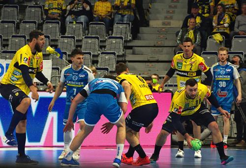 (Foto: W.Neuberth) 1,2,3 - wer hat den Ball? Jannik Kohlbacher, der vier Tore erzielte Kohlbacher am Ball 2 Copy