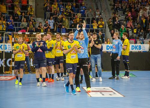 (Foto: W. Neuberth) Enttäuschte Löwen verabschieden sich von ihren Fans LöwenVfL1