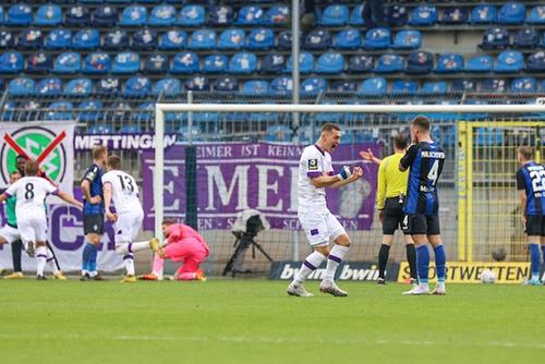 (Foto: PIX/M.Ruffler) Jubel bei Osnabrück, Enttäuschung beim Waldhof, nach dem 0:2 durch Kunze Löwen Kohlbacher 2