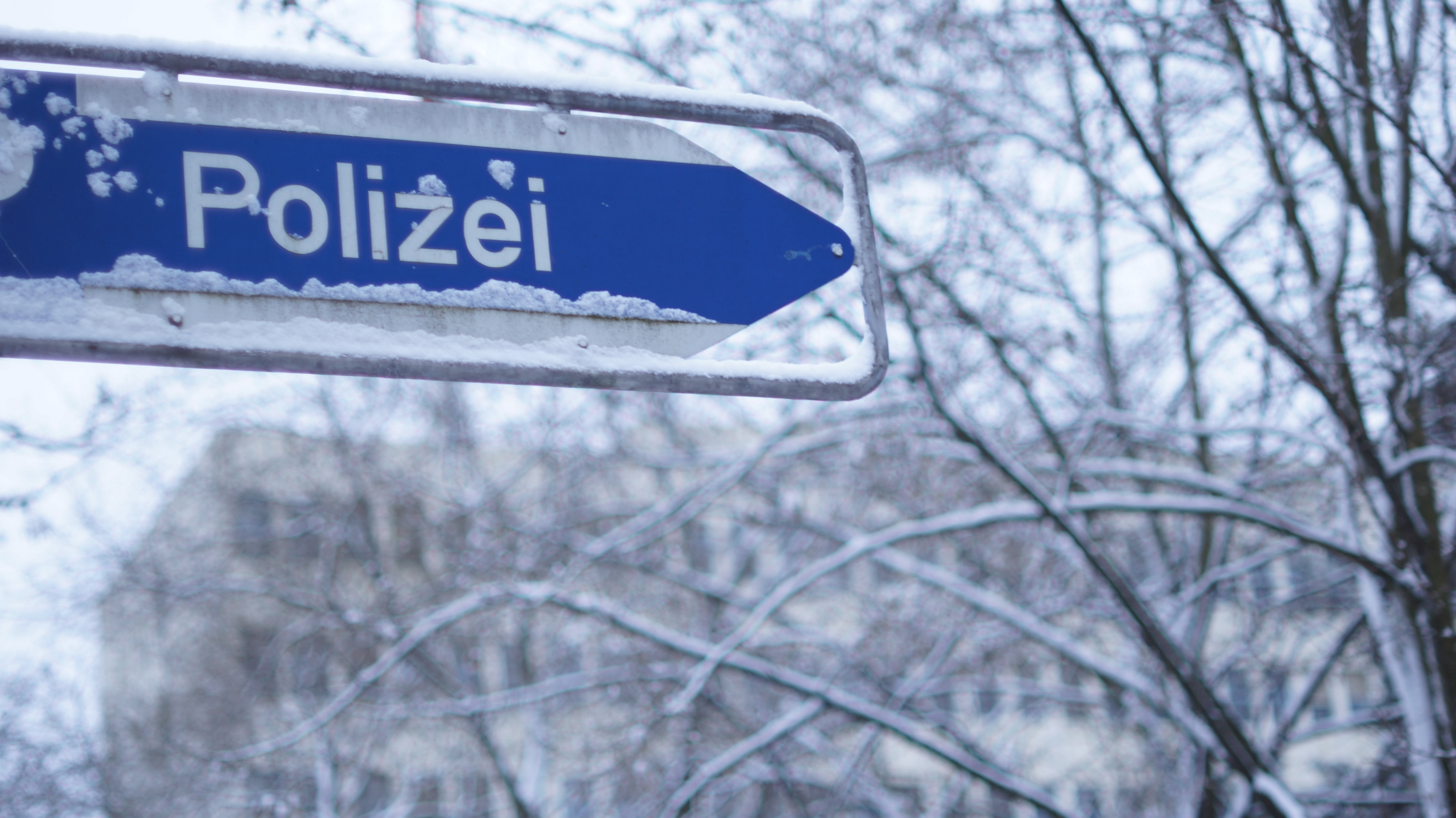 Polizei Schild Schnee DSC02613