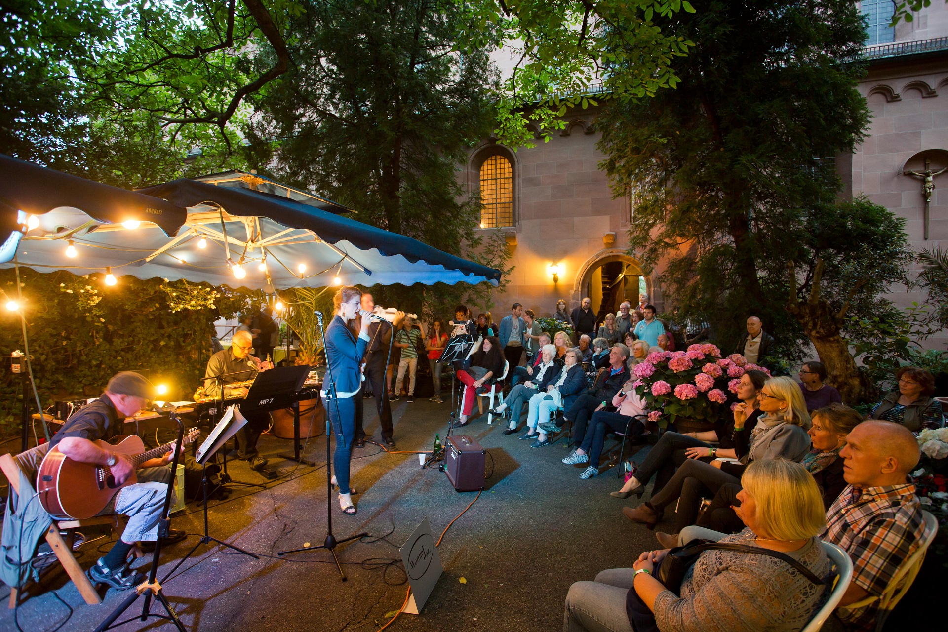 kulturnacht St Martin Innenhof WonneJazz Foto Bernward Bertram 81 versandgr