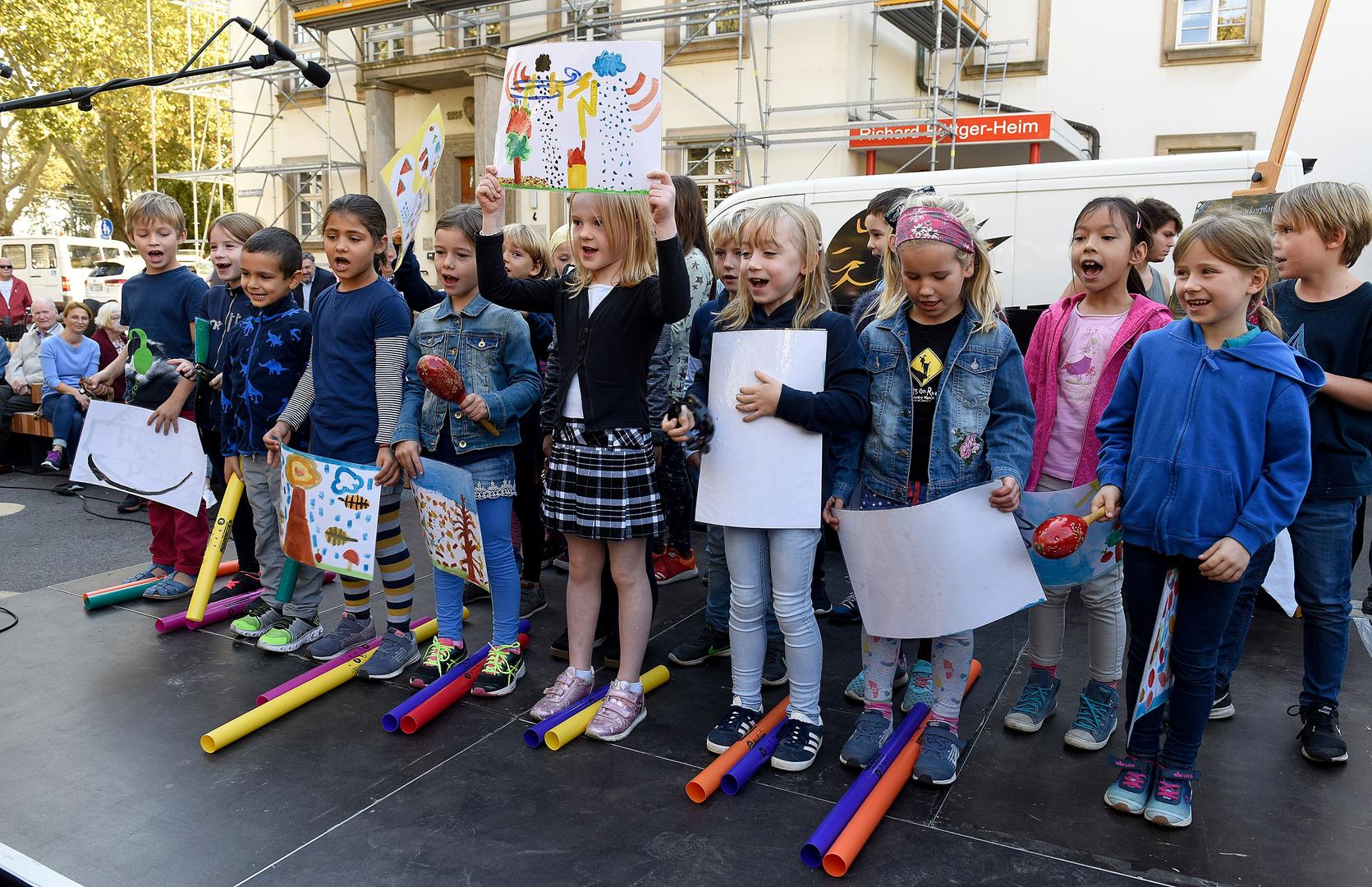 Kinder der Diesterwegschule singen ein Lied für den Meeräckerplatz