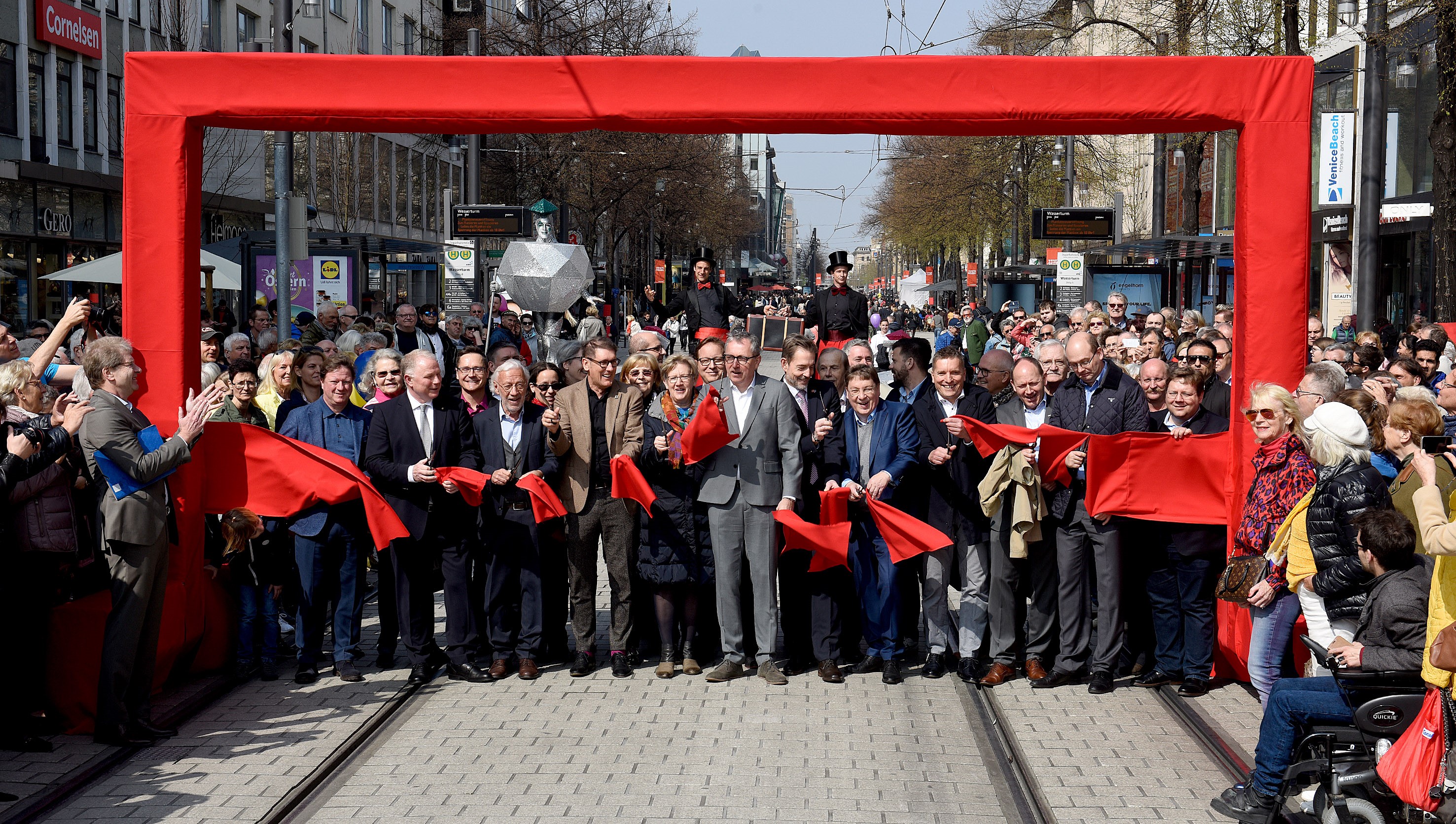 Plankeneröffnung Durchschneiden des roten Bandes