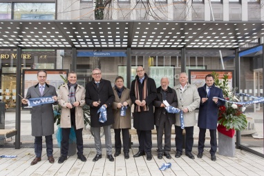 Foto: Nikola Haubner Bild Redner mit durchschnittenem Band