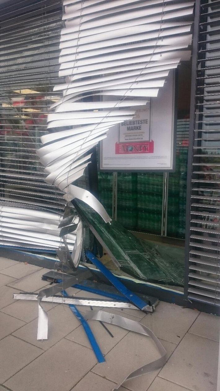 K1024 AAAAA pol pdlu auto faehrt in fensterscheibe