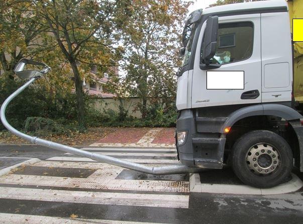 K1024 pol pdlu lkw beschaedigt in der berliner strasse neue verkehrsinsel